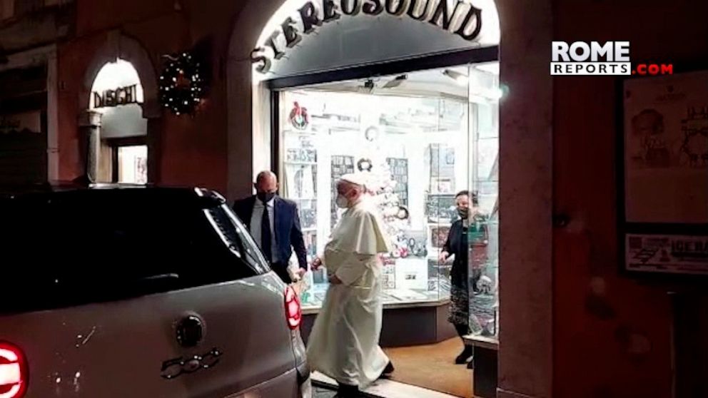 Πάπας Φραγκίσκος - Φιλική επίσκεψη σε δισκοπωλείο στο κέντρο της Ρώμης