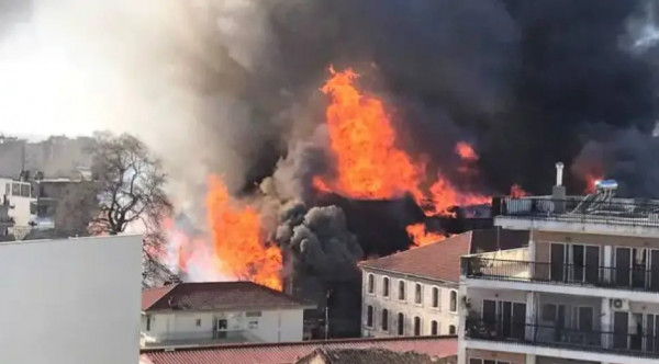 Ξάνθη – Μεγάλη φωτιά σε καπναποθήκες στο κέντρο της πόλης