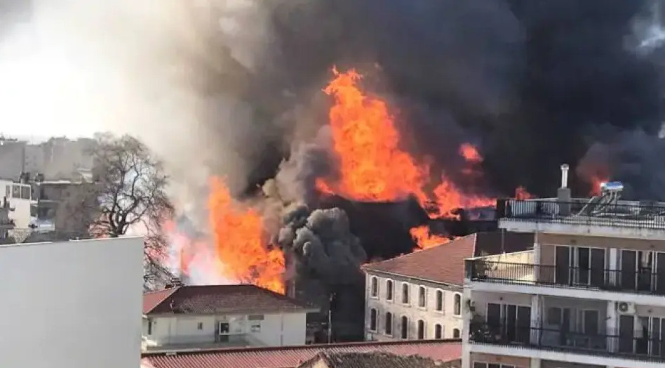 Ξάνθη - Μεγάλη φωτιά σε καπναποθήκες στο κέντρο της πόλης