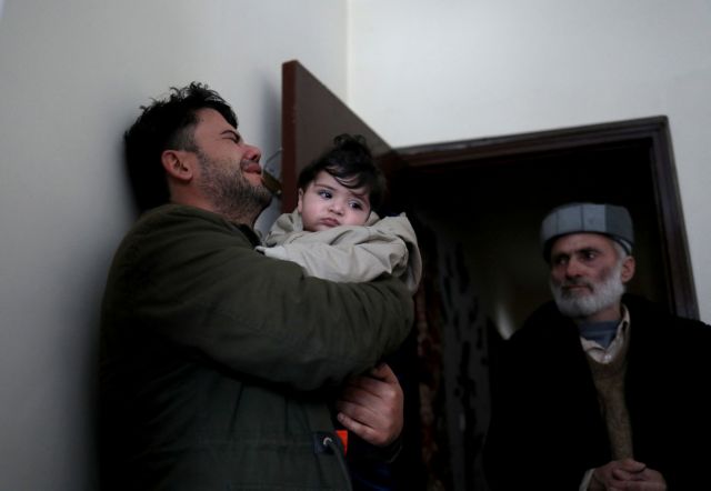 Αφγανιστάν – Βρέφος βρήκε την οικογένειά του πέντε μήνες μετά το χάος στο αεροδρόμιο της Καμπούλ