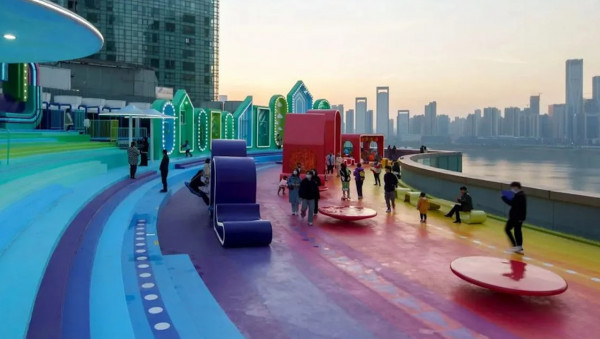 Η πιο πολύχρωμη βεράντα του κόσμου βρίσκεται στην Κίνα – Ολόκληρος κόσμος πάνω σε ουράνιο τόξο