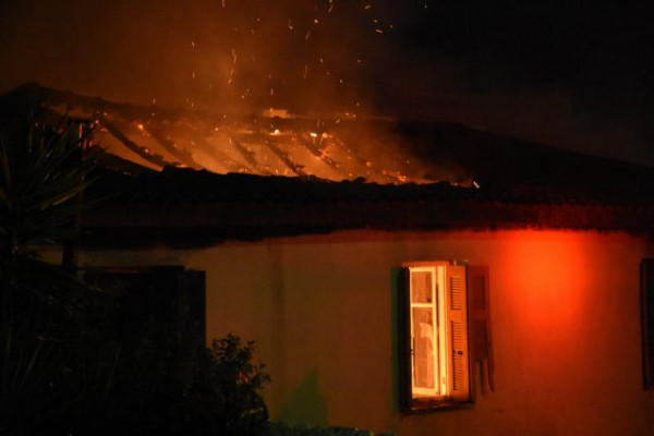 Φωτιά σε υπόγειο στη Νέα Ερυθραία – Τέσσερις τραυματίες