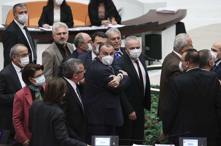 Τουρκία – Άγριος καυγάς μεταξύ βουλευτών με βαρείς χαρακτηρισμούς