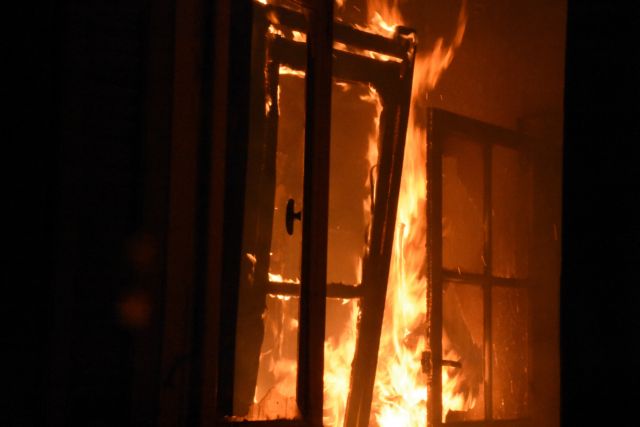 Φωτιά στην Αγίου Μελετίου - Εντοπίστηκε άνδρας χωρίς τις αισθήσεις του