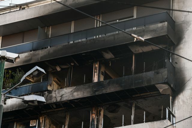 Φωτιά στο κέντρο της Αθήνας -  Κατέληξε ο άνδρας που ανασύρθηκε χωρίς τις αισθήσεις του