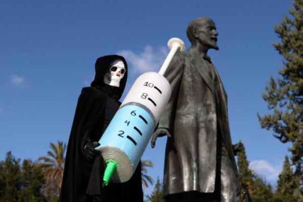 Κοροναϊός – Κατάποση… ούρων για θεραπεία προτείνουν οι ψεκασμένοι