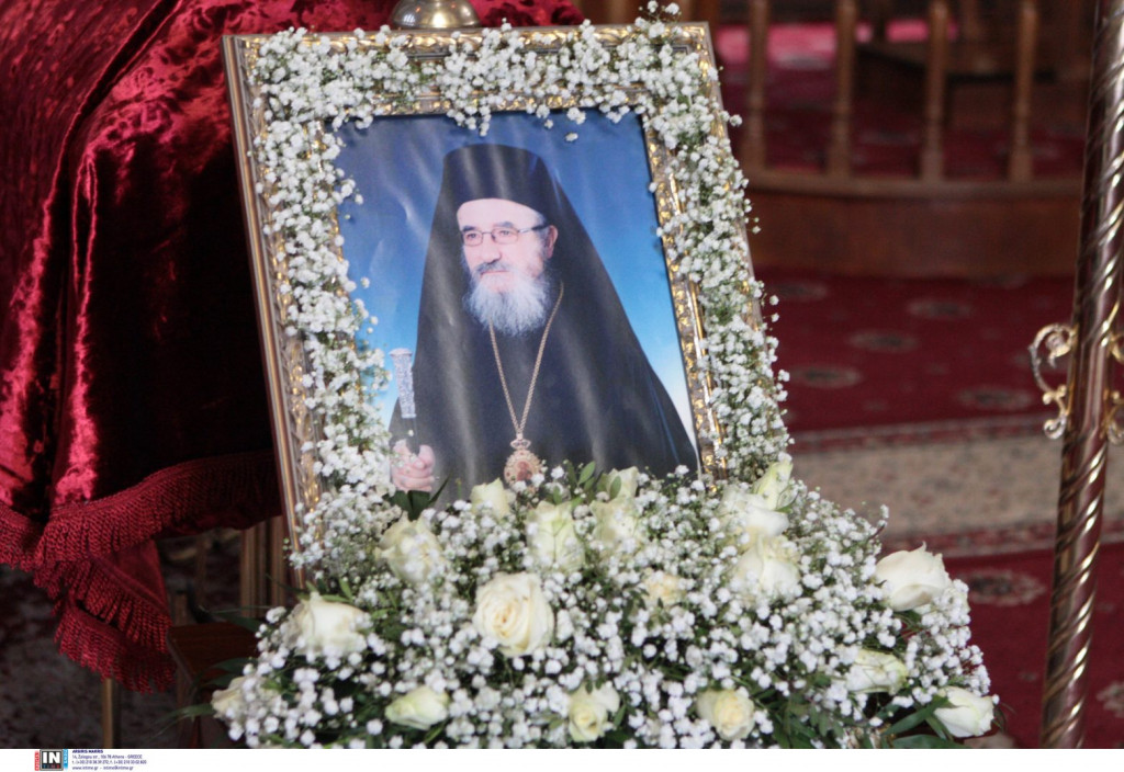 Εικόνες συνωστισμού στην κηδεία του μητροπολίτη Αιτωλίας – Πλήθος κόσμου φώναζε «Άγιος»