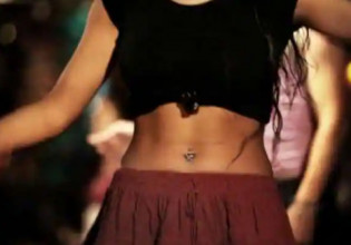 Αίγυπτος – Η δασκάλα που τόλμησε να χορέψει τσιφτετέλι