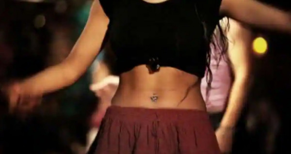 Αίγυπτος – Η δασκάλα που τόλμησε να χορέψει τσιφτετέλι