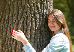 Γυναίκα παντρεύτηκε με… δέντρο και άλλαξε το επίθετό της σε κουφοξυλιά