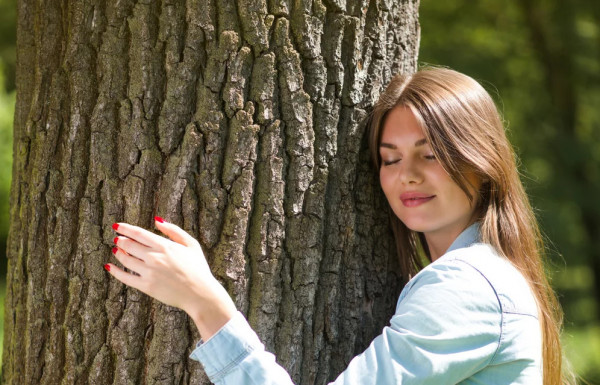 Γυναίκα παντρεύτηκε με… δέντρο και άλλαξε το επίθετό της σε κουφοξυλιά