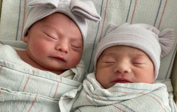 Τα δίδυμα που γεννήθηκαν με… μία χρονιά διαφορά