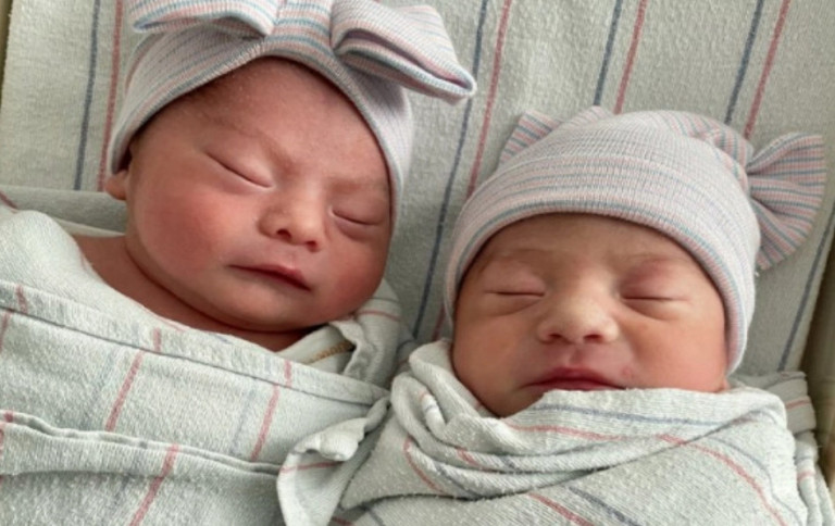 Τα δίδυμα που γεννήθηκαν με… μία χρονιά διαφορά