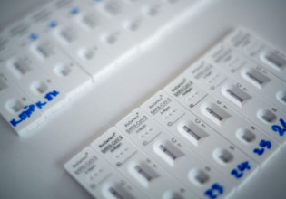 Κοροναϊός – Τσουχτερό πρόστιμο για όσους δεν τηρούν το πλαφόν σε PCR και rapid test