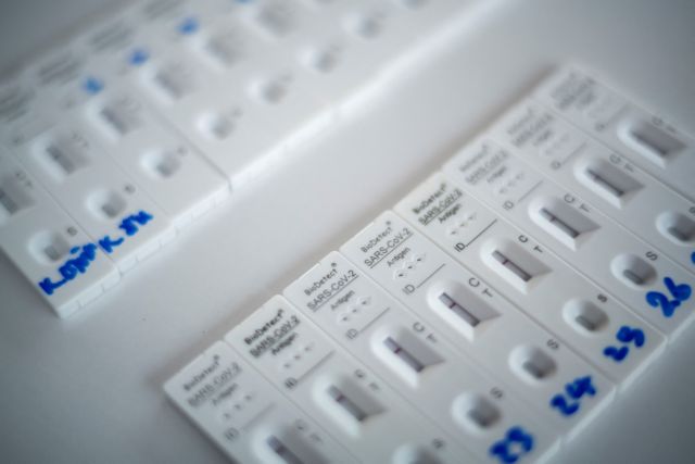 Κοροναϊός - Τσουχτερό πρόστιμο για όσους δεν τηρούν το πλαφόν σε PCR και rapid test