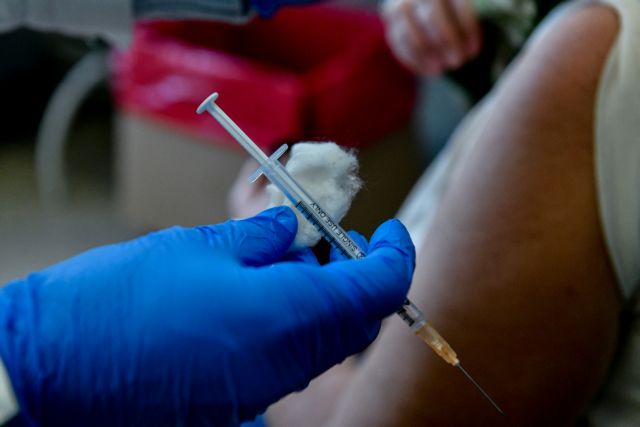 Κοροναϊός: Εμβολιάστηκαν 15.000 πολίτες μετά την επιβολή του προστίμου
