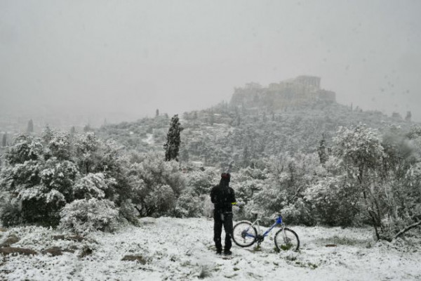 Κακοκαιρία «Ελπίδα»: Η εκπληκτική φωτογραφία από την χιονισμένη Ακρόπολη