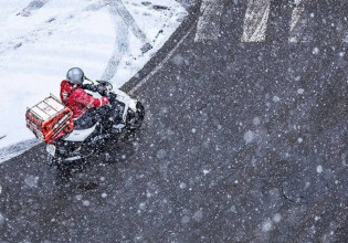 Κακοκαιρία «Ελπίδα»: Κύμα συμπαράστασης στους ντελιβεράδες εν μέσω χιονιά