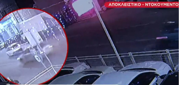 Κινηματογραφική ληστεία στο κέντρο της Αθήνας – Κρεμάστηκε από το… καπό ο ιδιοκτήτης του καταστήματος