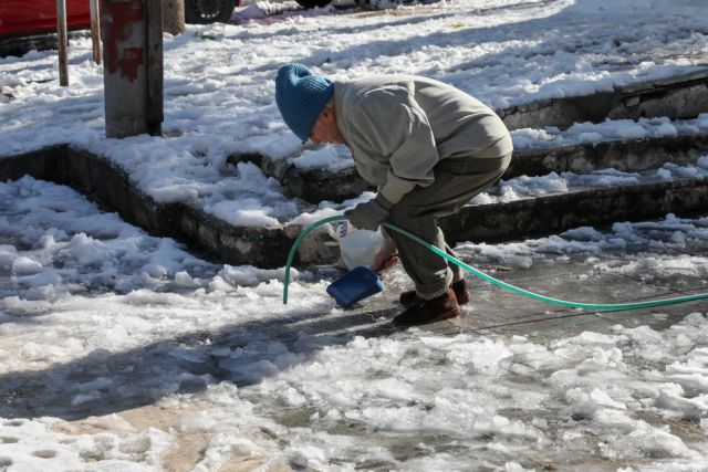 Κακοκαιρία «Ελπίδα»: Ηλικιωμένη από το Ντράφι Αττικής ξεσπά σε λυγμούς