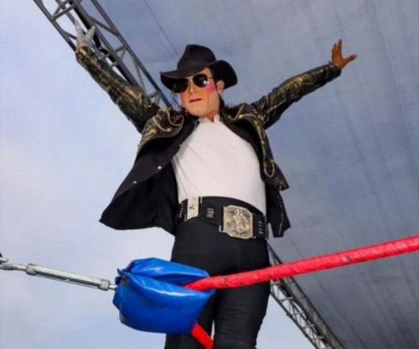 Viral έγινε σωσίας του Μάικλ Τζάκσον – Ακινητοποιεί περαστικό που του επιτίθεται