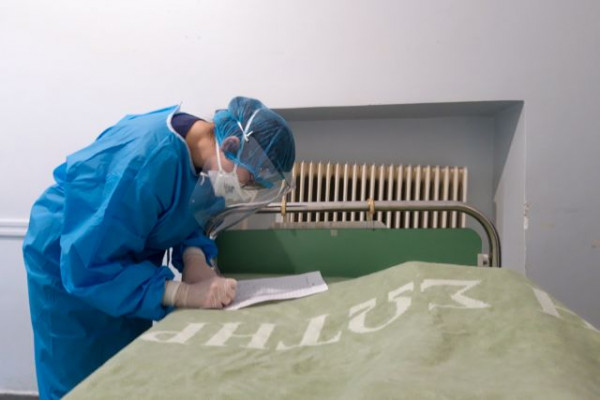 Αποκλεισμένοι στο «Σωτηρία»: Γιατρός δούλευε επί 48 ώρες φροντίζοντας ασθενείς με κοροναϊό