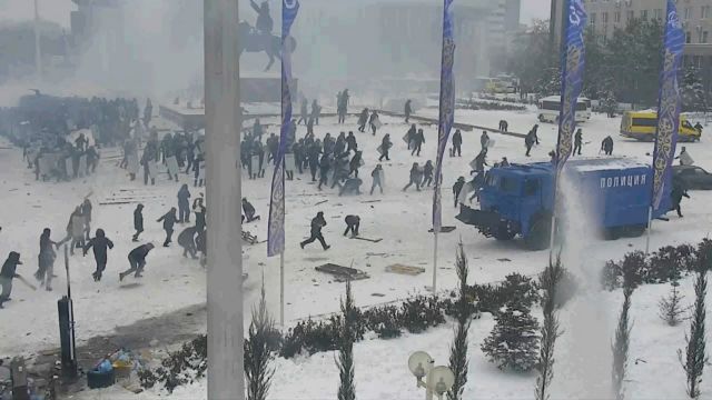 Καζακστάν - Συλλαμβάνουν οποιονδήποτε κινείται «ύποπτα» γύρω από το αεροδρόμιο του Αλμάτι