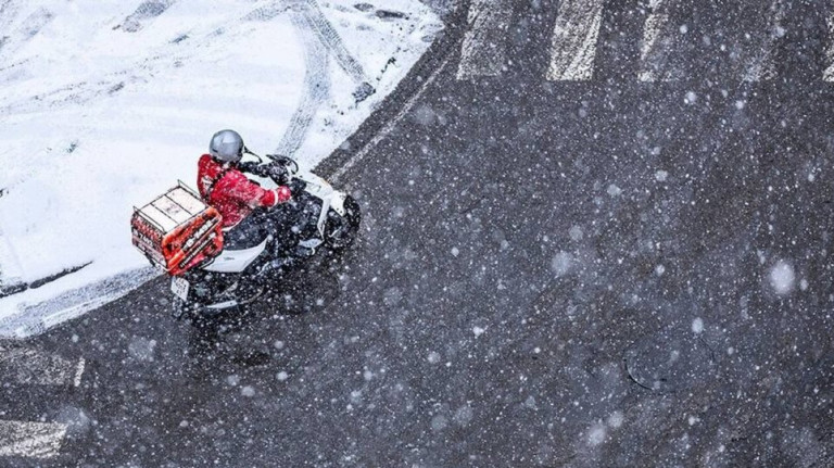 Διανομέας: Δούλεψα στην κακοκαιρία, έπεσα στα χιόνια και μου έλεγαν «δουλειά σου είναι»
