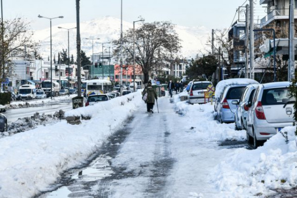 Υπάρχουν και αυτοί οι δήμαρχοι: Ο δήμαρχος Γαλατσίου έσπευσε εν μέσω χιονιά να βοηθήσει ΑμΕΑ χωρίς ρεύμα
