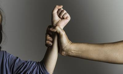 Άγριο ξύλο σε παιδόφιλο από πατέρα 15χρονου κοριτσιού