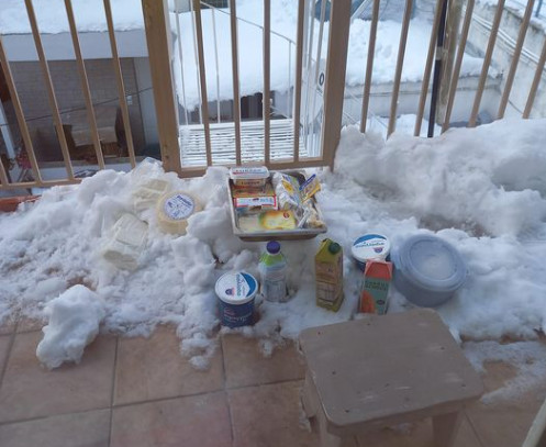 Κακοκαιρία «Ελπίδα»: Στο Χαλάνδρι δεν έχουν ρεύμα και βγάζουν τα τρόφιμα στα χιόνια