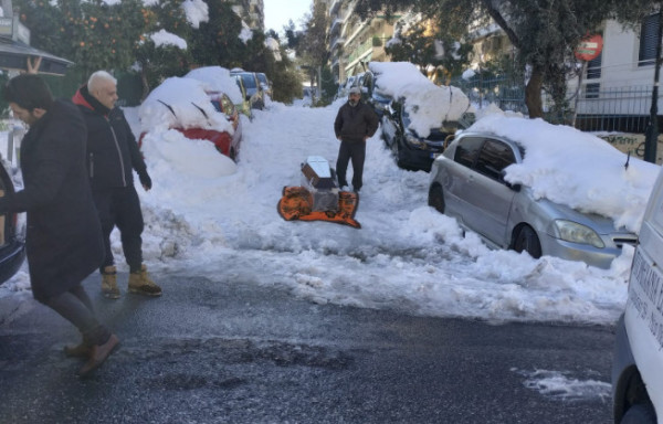 Ζωγράφου: Σοκαρισμένος δηλώνει στο in ο φωτογράφος για τις θλιβερές εικόνες με το φέρετρο στο πάγο