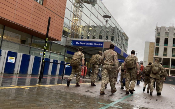 Βρετανία – Ομικρον – Ο Τζόνσον «βγάζει» τον στρατό για να καλύψει τα κενά στο νοσοκομεία