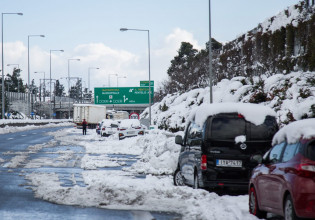 Αττική Οδός: Παραμένουν 500 οχήματα – Το μπαλάκι ευθυνών, οι αποζημιώσεις και η «απειλή» της εταιρείας