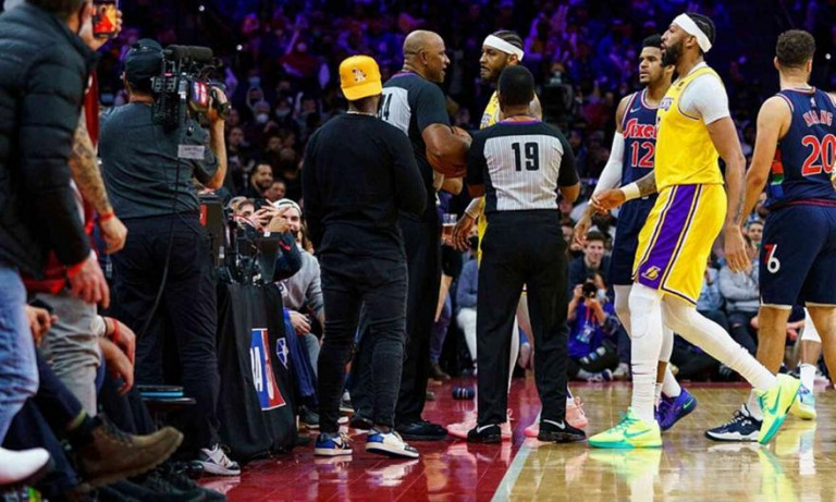 «Τρελάθηκε» ο Καρμέλο – Πήγε να πιαστεί στα χέρια με φίλαθλο