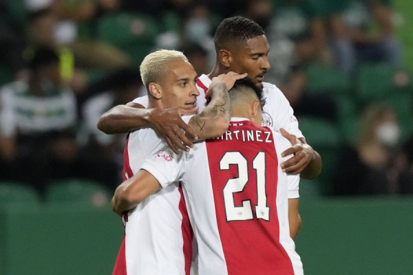 Πήρε το ντέρμπι κορυφής ο Άγιαξ (2-1)