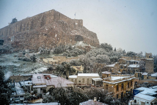 Κακοκαιρία «Ελπίδα»: Έντυσε στα λευκά την Αττική, από την Κηφισιά μέχρι τη Γλυφάδα