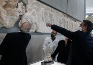 Μουσείο Ακρόπολης – Εντυπωσιακές φωτογραφίες από την τοποθέτηση του θραύσματος του Παρθενώνα