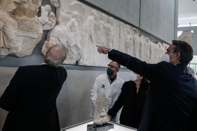 Μουσείο Ακρόπολης - Εντυπωσιακές φωτογραφίες από την τοποθέτηση του θραύσματος του Παρθενώνα