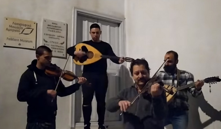 Αμοργός – Μουσικοί διαμαρτυρήθηκαν για τα μέτρα στην εστίαση με παραδοσιακό τραγούδι