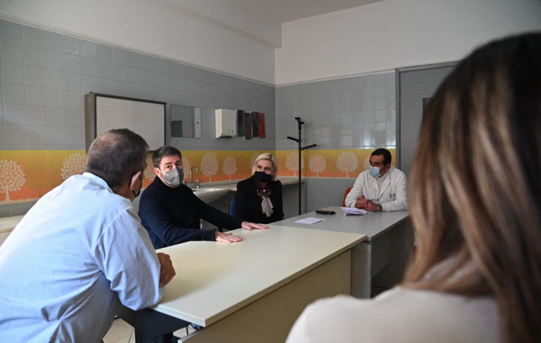 Ανδρουλάκης – Η κυβέρνηση πρέπει να δημιουργήσει πολλαπλάσια σημεία για δωρεάν PCR και rapid τεστ