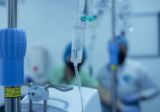 Υπερδιπλάσιες οι πιθανότητες νέας νοσηλείας 10 μήνες μετά την ανάρρωση από κοροναϊό