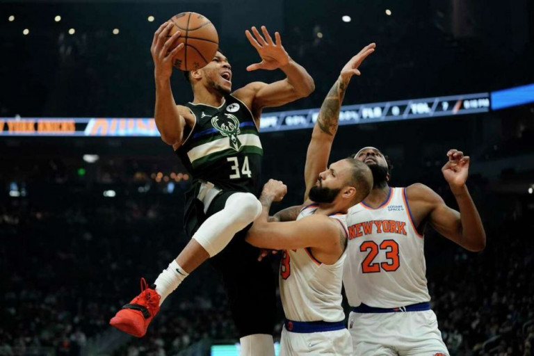 NBA: Ο εξωπραγματικός Γιάννης «πάτησε» και τους Νικς