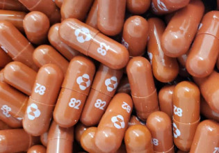 Κοροναϊός: Πώς θα χορηγηθούν τα αντιικά φάρμακα – Τι είπε η Γκάγκα για τον υψηλό αριθμό θανάτων