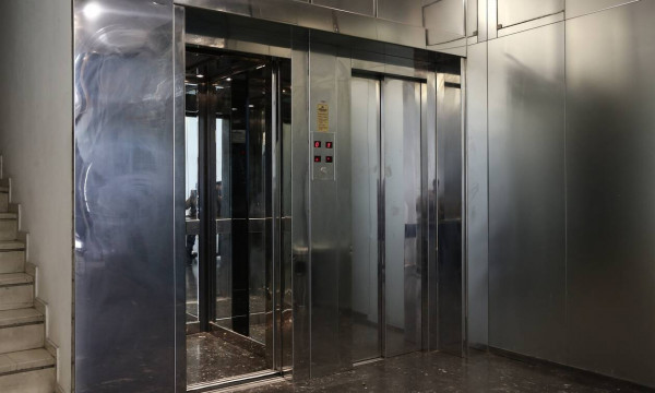 Εφιάλτης για δύο παιδιά που εγκλωβίστηκαν σε ασανσέρ – «Θα τον έκοβε στη μέση»