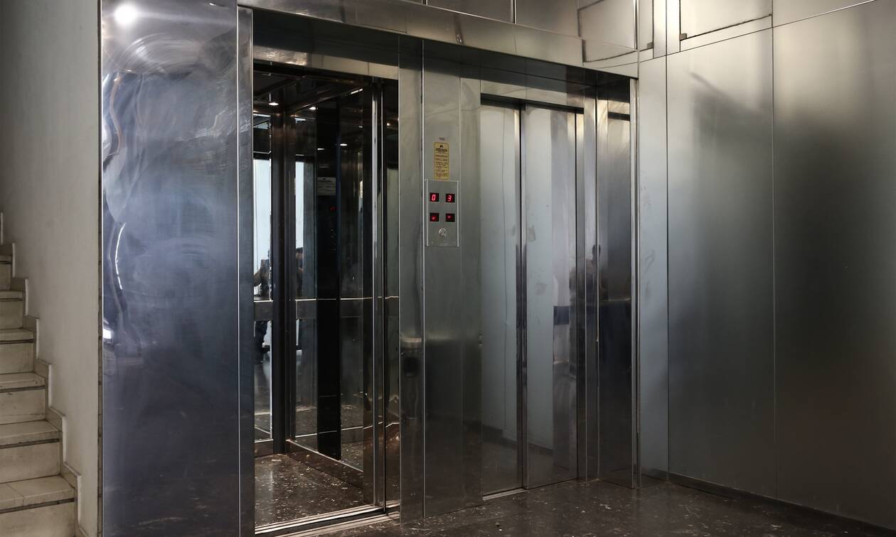 Εφιάλτης για δύο παιδιά που εγκλωβίστηκαν σε ασανσέρ - «Θα τον έκοβε στη μέση»
