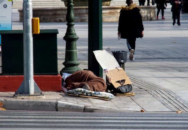 Κακοκαιρία «Ελπίδα»: Τι να κάνετε αν δείτε έναν άστεγο στο ψύχος – Τηλέφωνα και δράσεις για Αθήνα και επαρχία