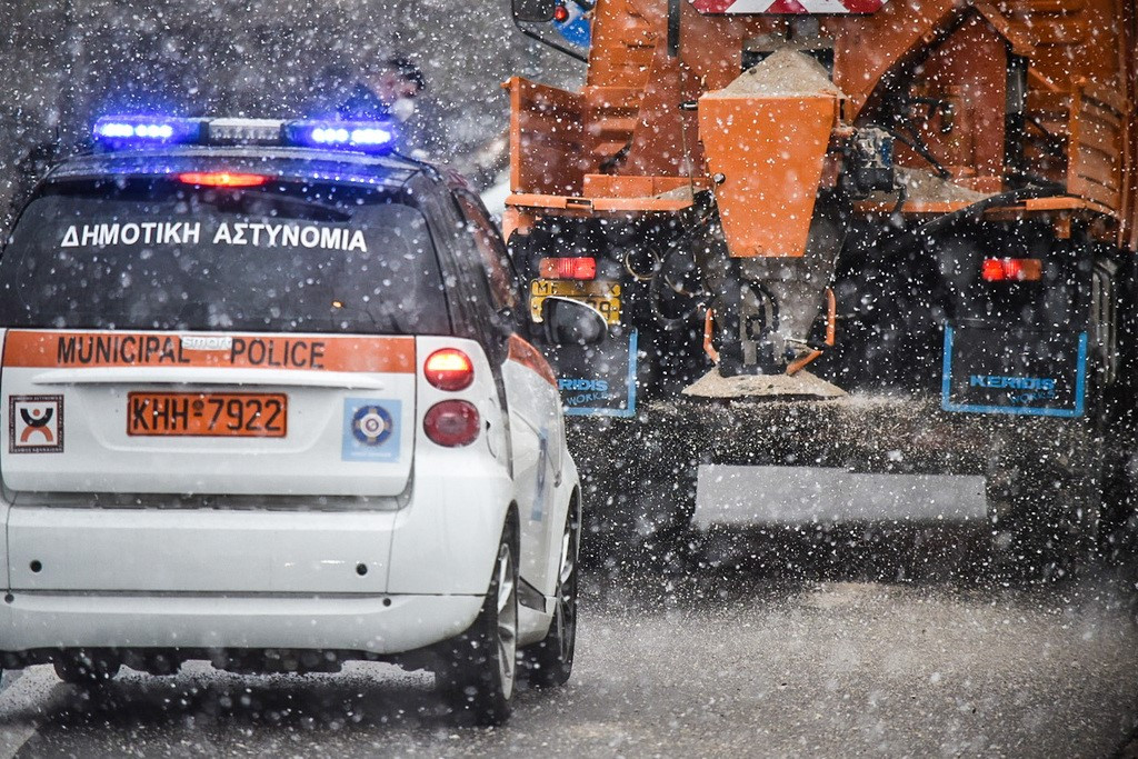 Κακοκαιρία «Ελπίδα: 42 μεγάλα οχήματα του δήμου Αθηναίων «σαρώνουν» όλη την πόλη