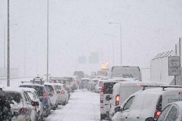 Κακοκαιρία «Ελπίδα»: Αποζημίωση 2.000 ευρώ για κάθε εγκλωβισμένο αυτοκίνητο στην Αττική Οδό