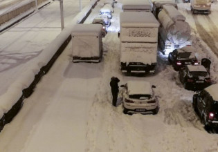 Αττική Οδός: Σε εξέλιξη ο απεγκλωβισμός των οδηγών – Εικόνες από την επιχείρηση